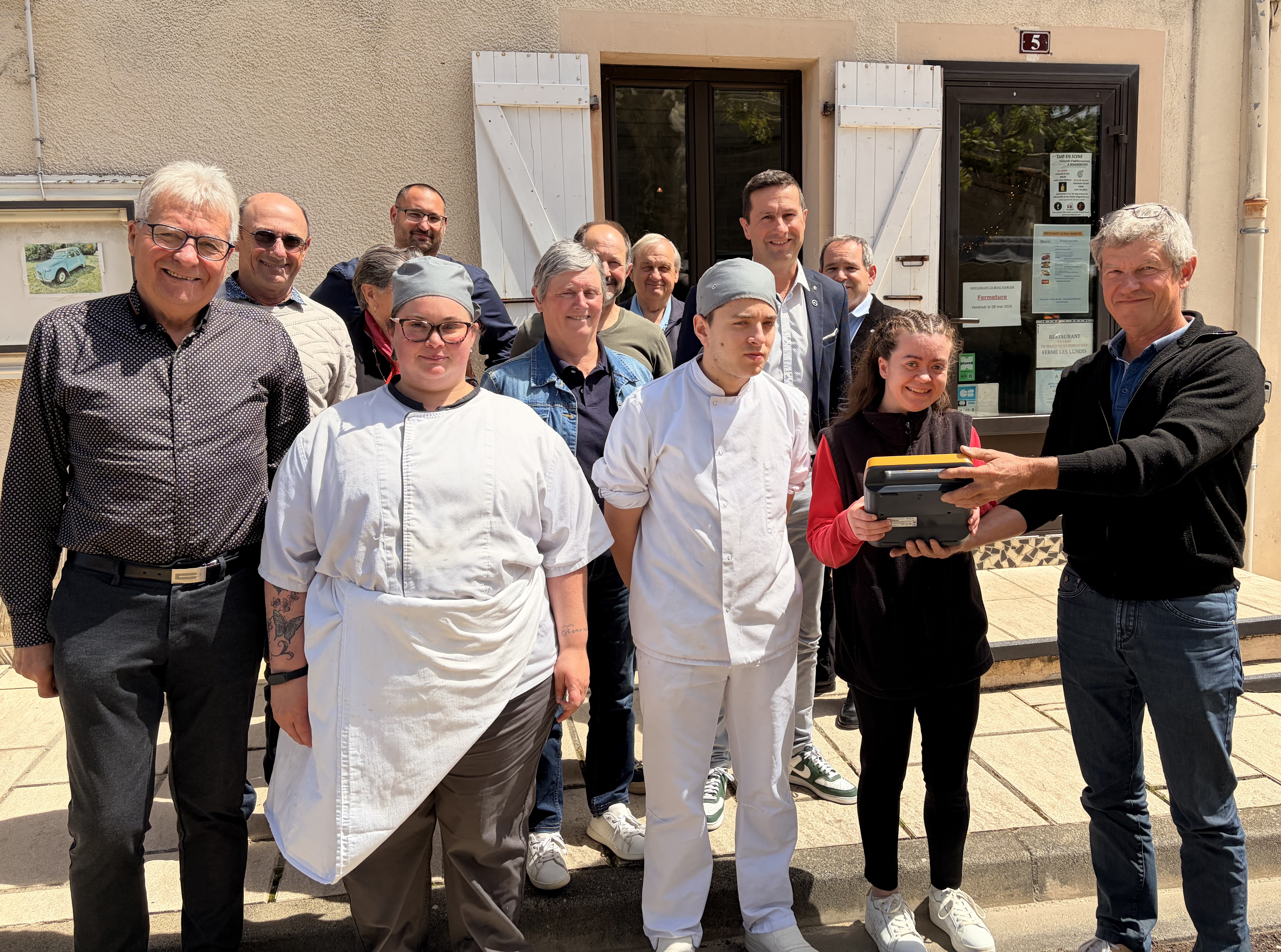 Remise d’un défibrillateur au restaurant Le "Beau Marché" par Groupama Caisse locale de Beaumarchès
