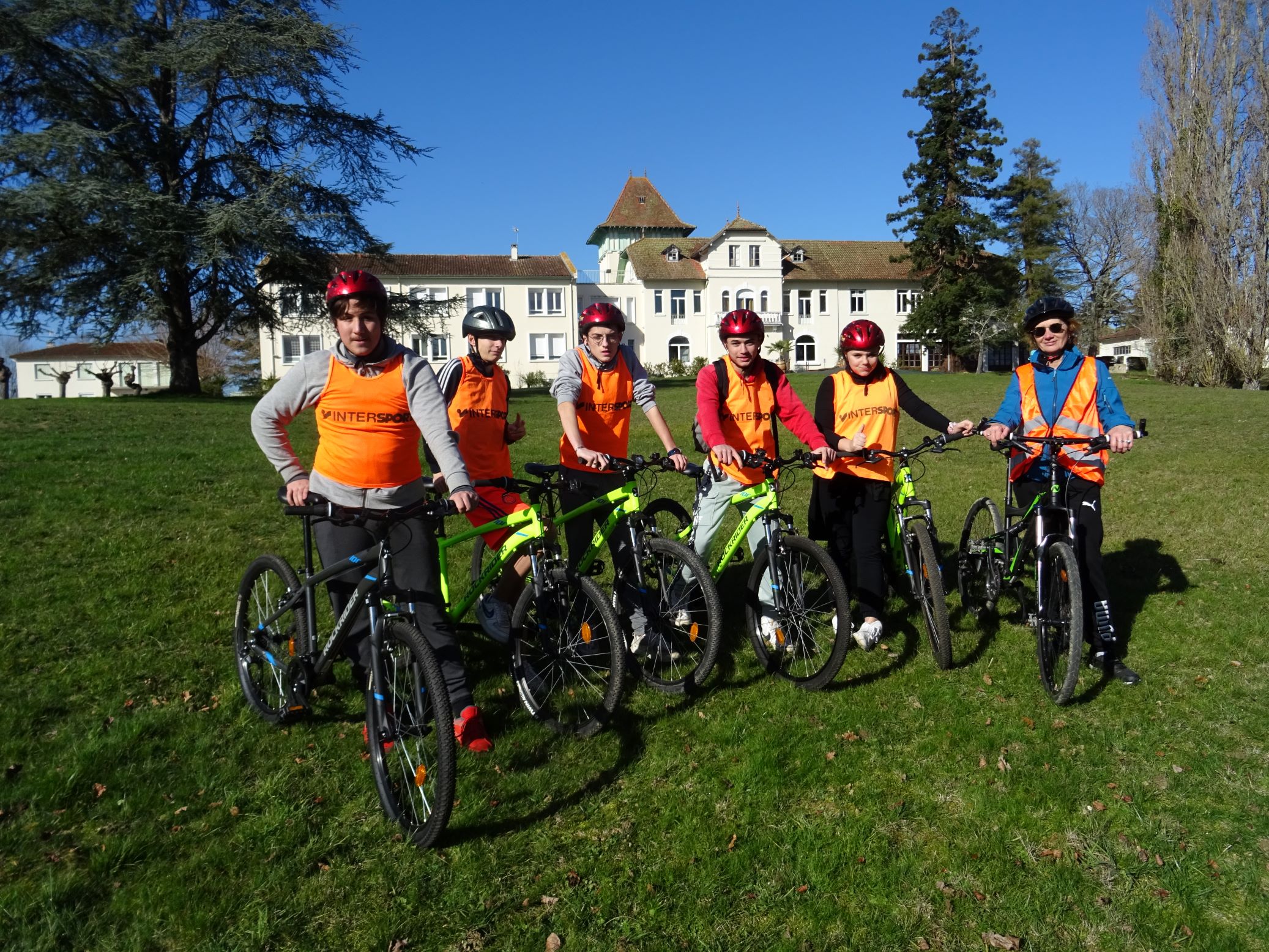 A chacun son A.P.P.N...à chacun son défi : Ski pour les collégiens de Plaisance, VTT pour les élèves de Pagès en inclusion au collège.